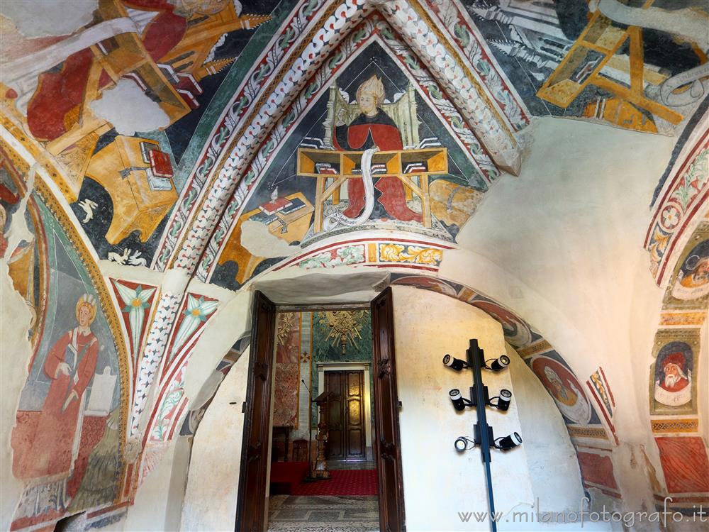 Occhieppo Superiore (Biella) - Parete sud della cappella a fianco del presbiterio nella Chiesa di Santo Stefano